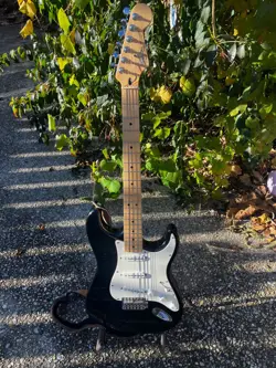 2000'S MIM FENDER STRATOCASTER GUITAR