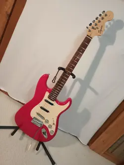 SQUIER STRATOCASTER BY FENDER/AFFINITY SERIES/FREE GIG BAG, CABLE