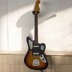 FENDER TRADITIONAL 60S JAGUAR ELECTRIC GUITAR SUNBURST 22 FRETS SOFT CASE