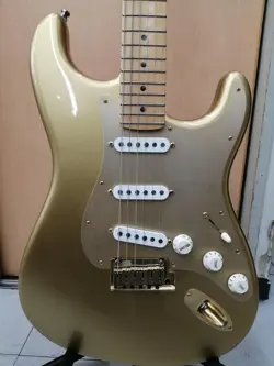 FENDER AMERICAN DELUXE STRATOCASTER GOLD ELECTRIC GUITAR 2012 W/HARD CASE