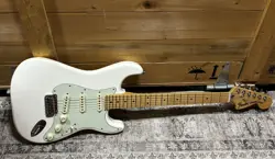 FENDER DELUXE ROADHOUSE STRATOCASTER WITH MAPLE FRETBOARD VINTAGE WHITE