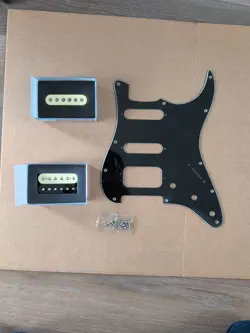 FENDER PLAYER STRAT HSS PICKGUARD WITH 2 ORIGINAL PICKUPS