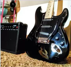 🎸FREE SHIPPING!🎸W/AMP! FENDER STRATOCASTER STYLE ELECTRIC GUITAR +SOFT CASE.