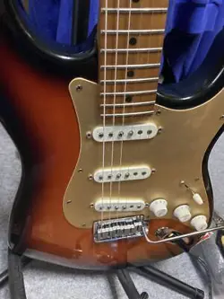 STRATOCASTER SUNBURST W/HARD