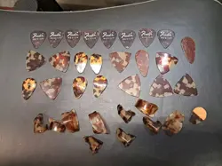 LOT OF VINTAGE  FENDER MEDIUM TORT CELLULOID GUITAR PICKS AND JAPAN (G)