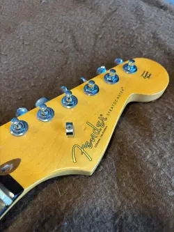 FENDER AMERICAN PROFESSIONAL II STRATOCASTER NECK WITH LOCKING FENDER TUNERS