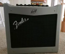 FENDER MUSTANG I ELECTRIC GUITAR AMPLIFIER 