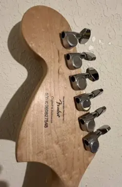 HELLO KITTY SQUIER FENDER GUITAR