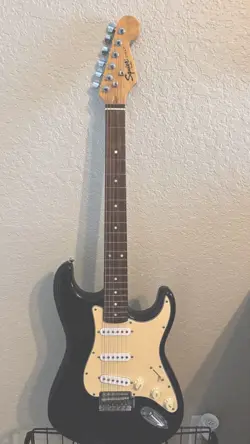 SQUIER STRAT FENDER ELECTRIC GUITAR CAE-0020812678