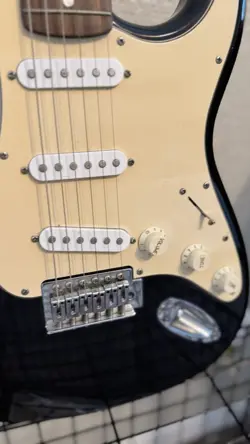 STRAT FENDER ELECTRIC