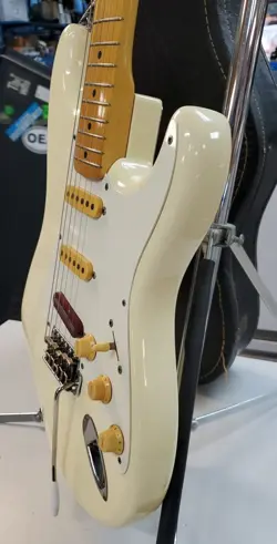 SQUIER BY FENDER STRATOCASTER WHITE MADE IN JAPAN 1985 ? ELECTRIC GUITAR MAPLE