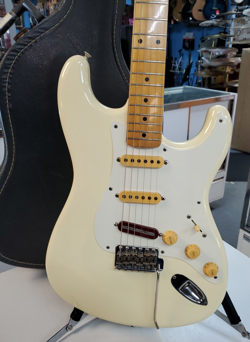 FENDER STRATOCASTER WHITE