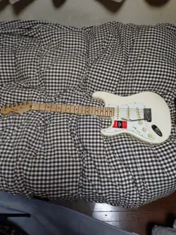 FENDER STRATOCASTER LEFT-HANDED GUITAR OLYMPIC WHITE WITH HARD CASE