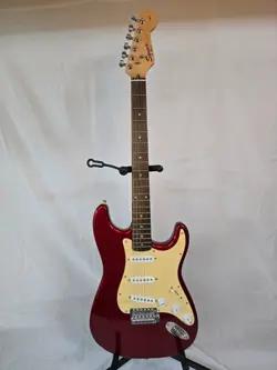 SQUIER AFFINITY SERIES STRATOCASTER RED ELECTRIC GUITAR W/ FENDER AMP & CASE
