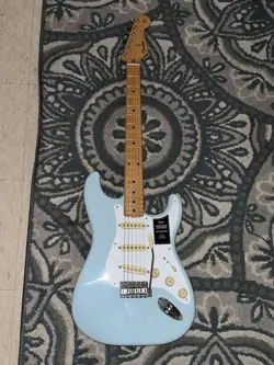 FENDER VINTERA '50S STRATOCASTER ELECTRIC GUITAR, MAPLE FINGERBOARD WITH GIG BAG