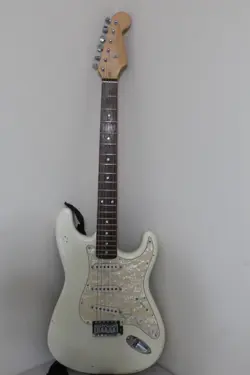 STRATOCASTER WHITE ALVAREZ