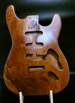 WALNUT STRAT FENDER