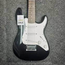 FENDER SQUIER MINI STRATOCASTER BLACK ELECTRIC GUITAR - SOFT CASE IN (E14001116)
