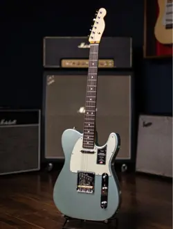 FENDER AMERICAN PROFESSIONAL // ELECTRIC GUITAR W/ ORIGINAL HC MADE IN USA