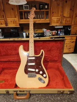2006 FENDER STRATOCASTER BUDDY GUY EXCELLENT CONDITION W/CASE