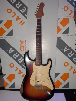 WORN STRATOCASTER IN
