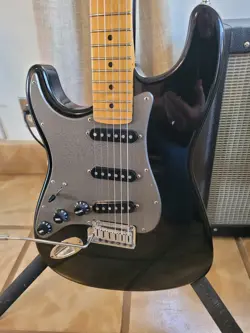LEFT HAND FENDER AMERICAN STANDARD STRATOCASTER 1989