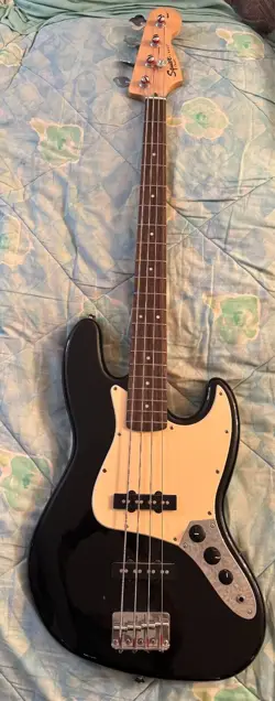 2009 FENDER SQUIER AFFINITY SERIES JAZZ BASS WITH MAPLE FINGERBOARD - BLACK 4-