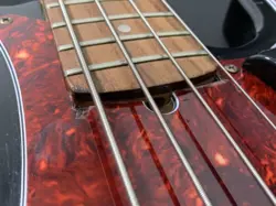 FENDER 4-STRING BASS