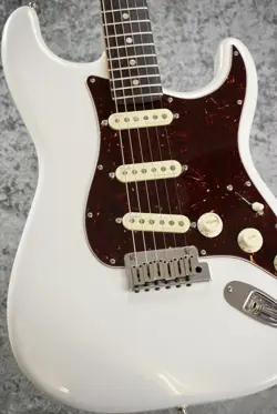 FENDER AMERICAN ULTRA STRATOCASTER RW / ARCTIC PEARL ELECTRIC GUITAR FROM JAPAN