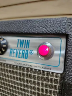 REVERB COMBO AMPLIFIER