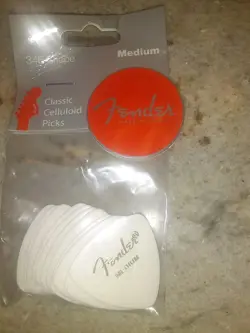 FENDER  MEDIUM GUITAR PICKS WHITE