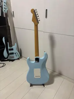 GUITAR WITH TREMOLO