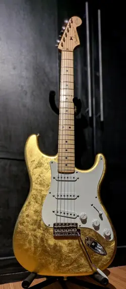 2005 FENDER ARTIST SERIES ERIC CLAPTON STRATOCASTER WITH HARD CASE IN GOLDLEAF