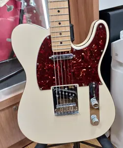 FENDER AMERICAN DELUXE USED ALDER BODY MAPLE NECK MAPLE FINGERBOARD W/GIG CASE