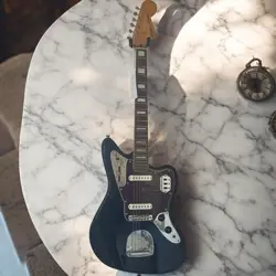 SQUIER BY FENDER CLASSIC VIBE '70S JAGUAR ELECTRIC GUITAR BLACK W/ SOFT CASE