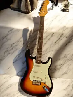 FENDER STRATOCASTER '62 SUNBURST ELECTRIC GUITAR MADE IN JAPAN 2006 USED