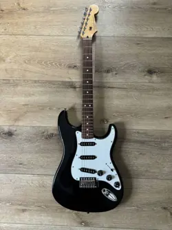 STRATOCASTER GENUINE FENDER
