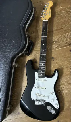 FENDER STRATOCASTER // ELECTRIC GUITAR W/ ORIGINAL HC MADE IN USA