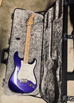 2000 FENDER STRATOCASTER MIM WITH FENDER MOLDED FLIGHT CASE 