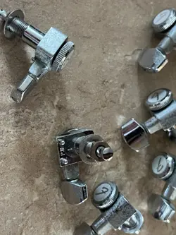 LOCKING GUITAR TUNERS