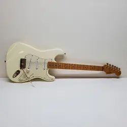 VINTAGE WHITE FENDER STRATOCASTER ELECTRIC GUITAR