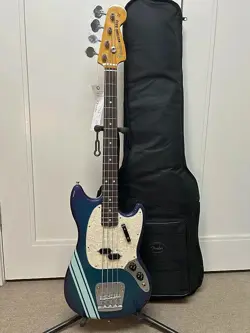 FENDER VINTERA II '70S COMPETITION MUSTANG BASS - COMPETITION BURGUNDY