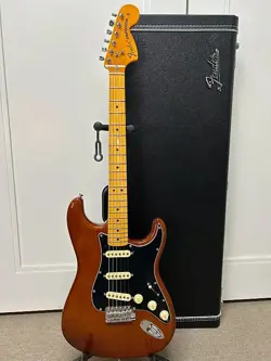 FENDER AMERICAN VINTAGE II '73 STRATOCASTER WITH MAPLE FRETBOARD - MOCHA