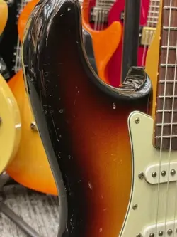 FENDER AMERICAN VINTAGE '62 STRATOCASTER 'THIN LACQUER' -3-COLOR SUNBURST- SAFE 