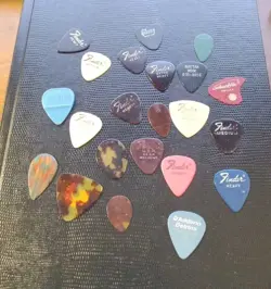 VINTAGE GUITAR PICK LOT OF 22 EARLY CORK GRIP MARTIN FENDER HERCO GIBSON SHARKFI