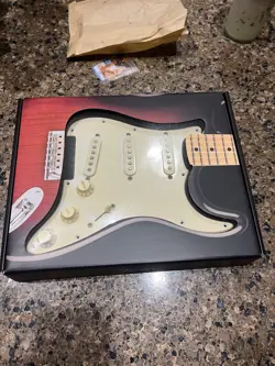 2000 FENDER STRATOCASTER MIM LOADED 3-PLY SSS PICKGUARD