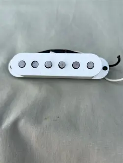 FENDER AMERICAN STANDARD STRATOCASTER PICKUP WHITE COVER