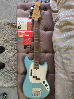 FENDER JMJ ROAD WORN MUSTANG BASS - DAPHNE BLUE W/ FENDER GIG BAG