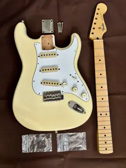 ELECTRIC GUITAR FENDER 90S STRATOCASTER VINTAGE WHITE MADE IN JAPAN