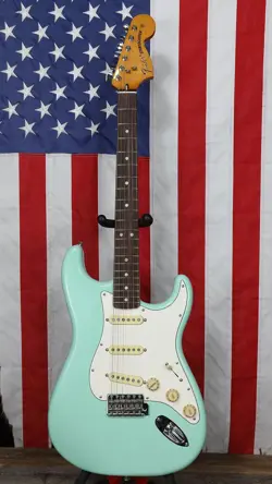 FENDER VINTERA II '70S STRATOCASTER WITH ROSEWOOD FRETBOARD - SURF GREEN